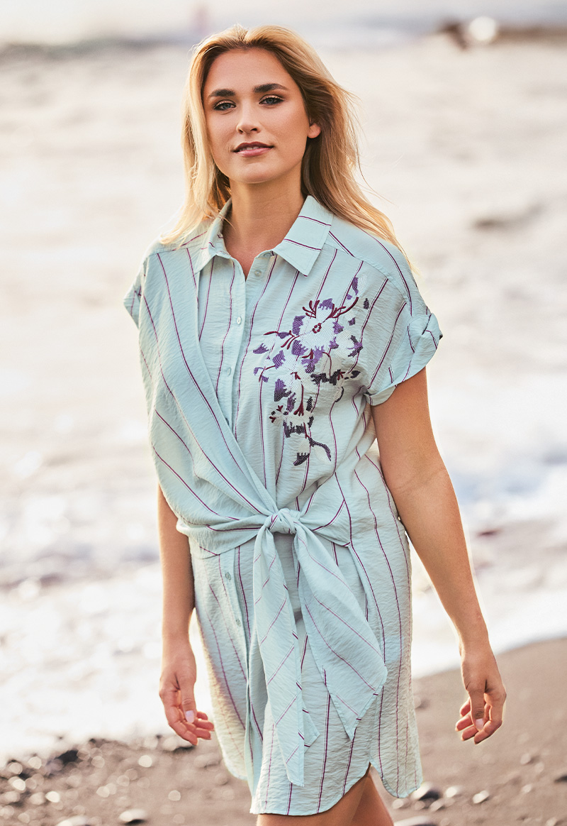 Robe féminine avec détail noué