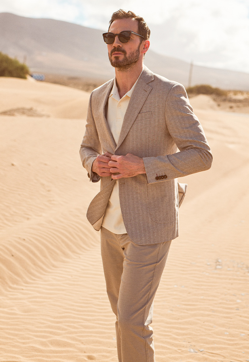 Classieux en costume d'été beige
