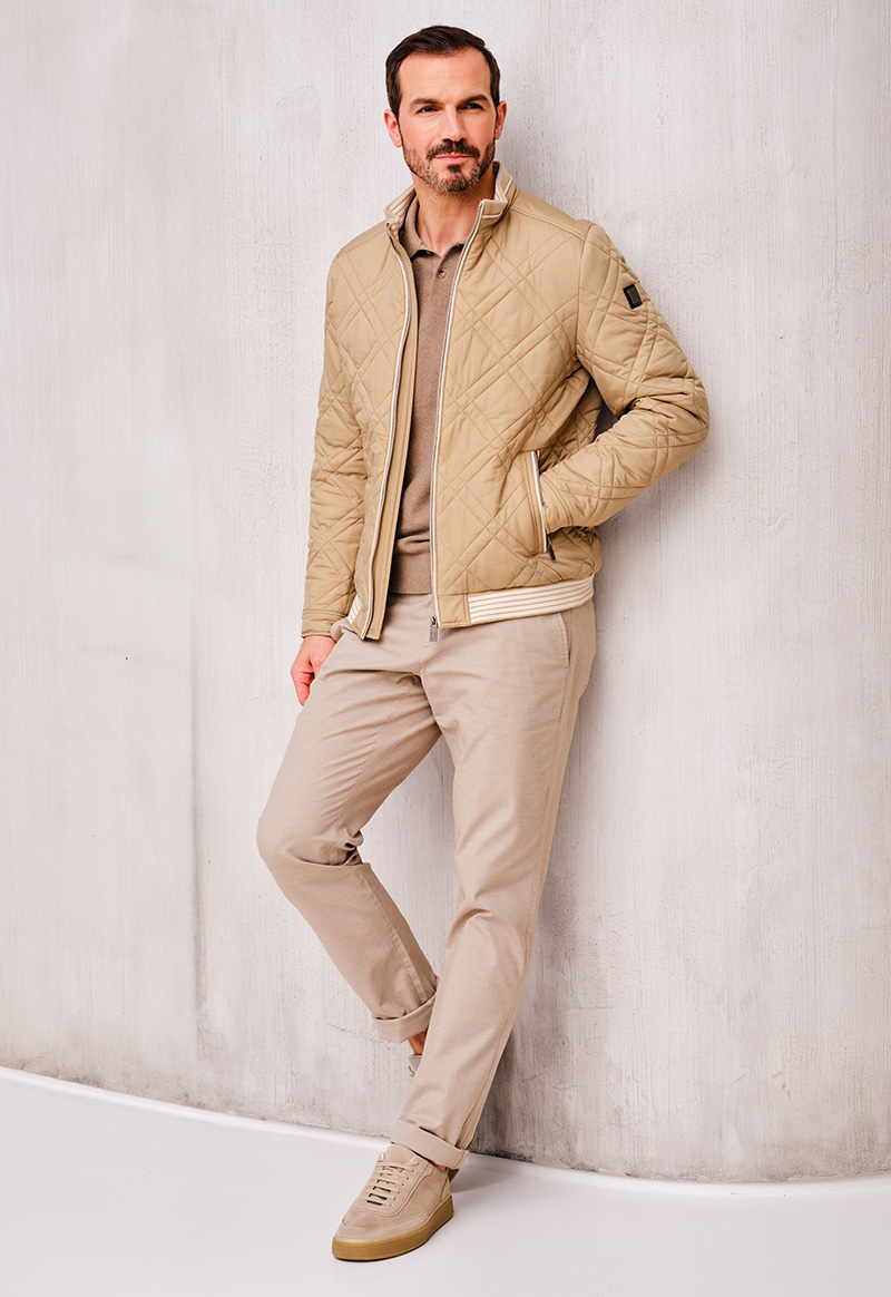 Tenue en couches dans des tons neutres