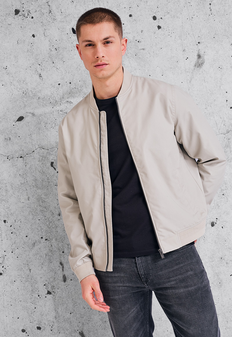 Des tons neutres pour un look détendu