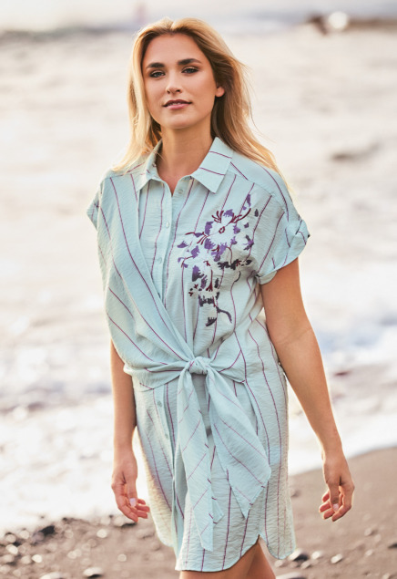 Robe féminine avec détail noué