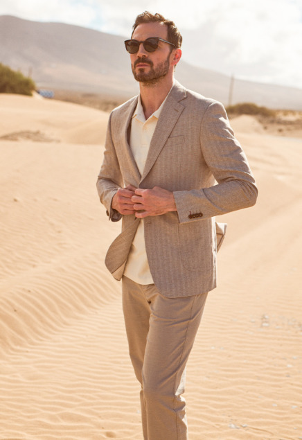 Classieux en costume d'été beige